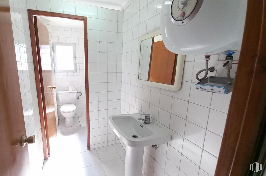 Nave en venta en Avenida Canteras, Valdemoro, Madrid, 28034 con fregadero, accesorios de fontanería, lavabo, blanco, espejo, cuarto de baño, morado, grifo, inodoro y asiento del inodoro alrededor