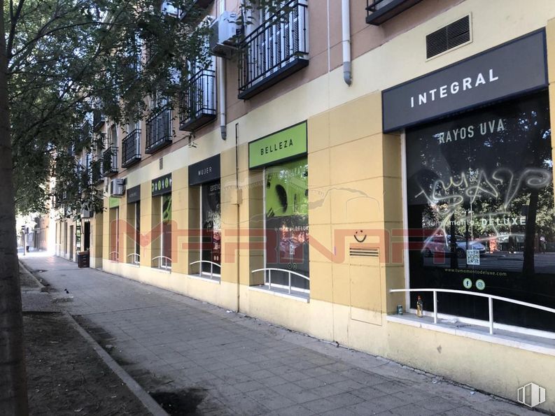 Local en alquiler y venta en Zona Las Aves-Jardín de Oñate, Aranjuez, Madrid, 28300 con edificio, ventana, árbol, superficie de la carretera, planta, diseño urbano, barrio, acera, fachada y zona residencial alrededor