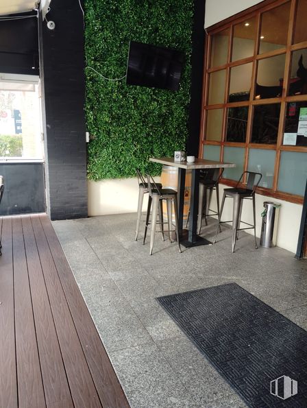 Retail for rent at Calle Luis Buñuel, Pozuelo de Alarcón, Madrid, 28223 with stool, table, kitchen & dining room table, floor, composite material, wood stain, houseplant, hardwood, flowerpot and tile around