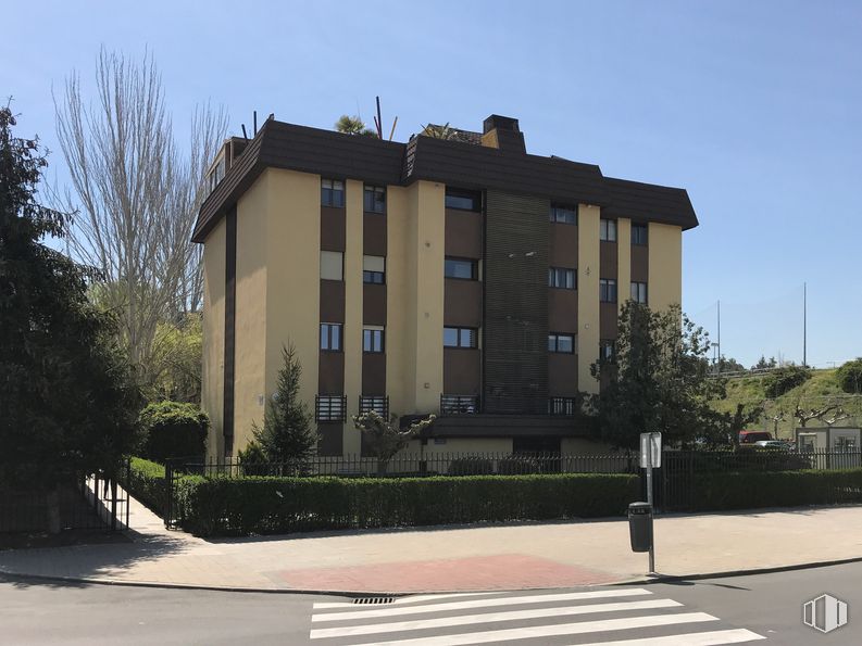 Oficina en alquiler en Edificio Apartovillas, Avenida España, 139, Las Rozas de Madrid, Madrid, 28230 con edificio, planta, cielo, ventana, árbol, diseño urbano, casa, condominio, barrio residencial y bienes raíces alrededor