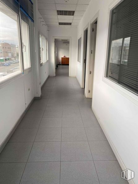 Industrial for rent at Polígono industrial Los Olivos, Getafe, Madrid, 28906 with flooring, floor, ceiling, tile flooring, composite material, tile, grey, silver, wood flooring and hall around