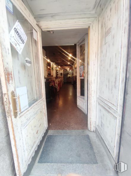 Retail for sale at Calle Miguel Servet, Centro, Madrid, 28012 with door, fixture, wood, flooring, floor, hardwood, hall, ceiling, facade and concrete around