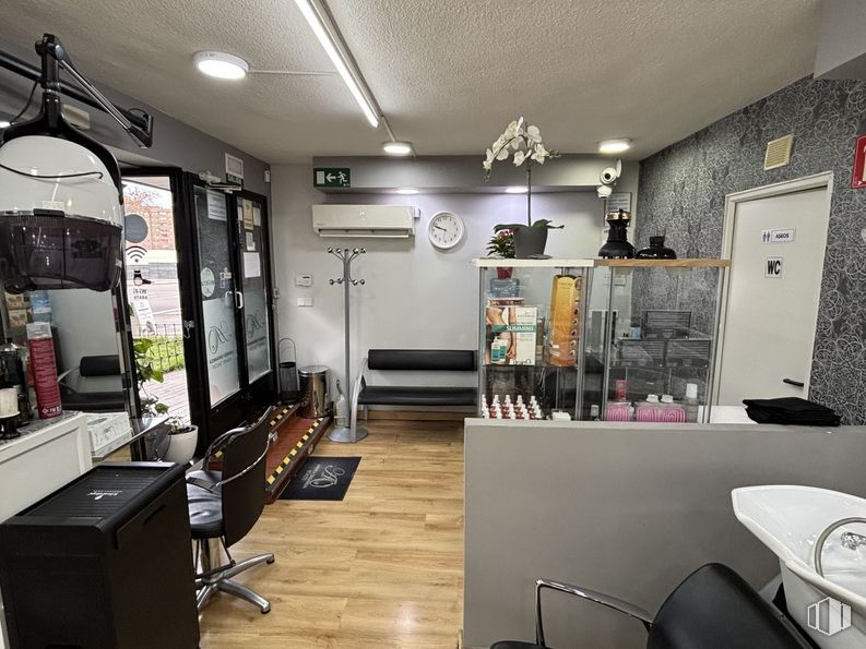 Retail for sale at Avenida Monforte de Lemos, Fuencarral - El Pardo, Madrid, 28029 with chair, interior design, beauty salon, furniture, barber chair, design, shelf, cleanliness, restaurant and houseplant around