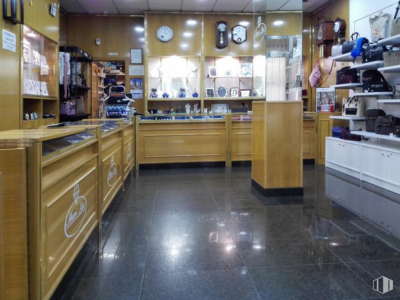 Retail for sale at Zona Juzgados, Móstoles, Madrid, 28931 with cabinetry, countertop, kitchen, interior design, wood, building, floor, chair, flooring and shelf around