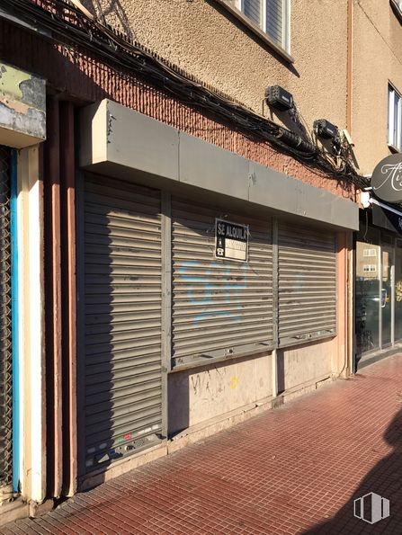 Local en alquiler y venta en Calle La Coruña, 11, Alcalá de Henares, Madrid, 28804 con ventana, persiana de la ventana, propiedad, madera, superficie de carretera, sombra, albañilería, asfalto, ladrillo y barrio alrededor