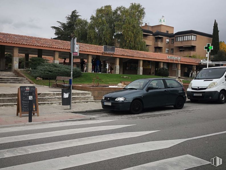 Local en alquiler en Zona Molino de la Hoz, Las Rozas de Madrid, Madrid, 28230 con coche, neumático, rueda, luz de estacionamiento automotriz, vehículo terrestre, vehículo, cielo, placa de matrícula del vehículo, edificio y infraestructura alrededor