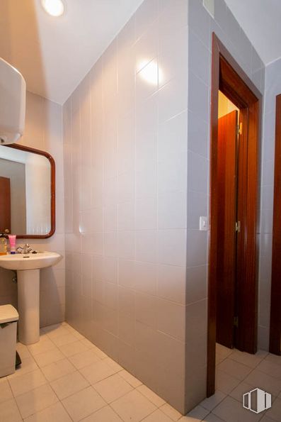 Industrial for sale at Calle Albasanz, 14 B, San Blas - Canillejas, Madrid, 28037 with mirror, sink, property, building, door, wood, interior design, lighting, fixture and bathroom sink around