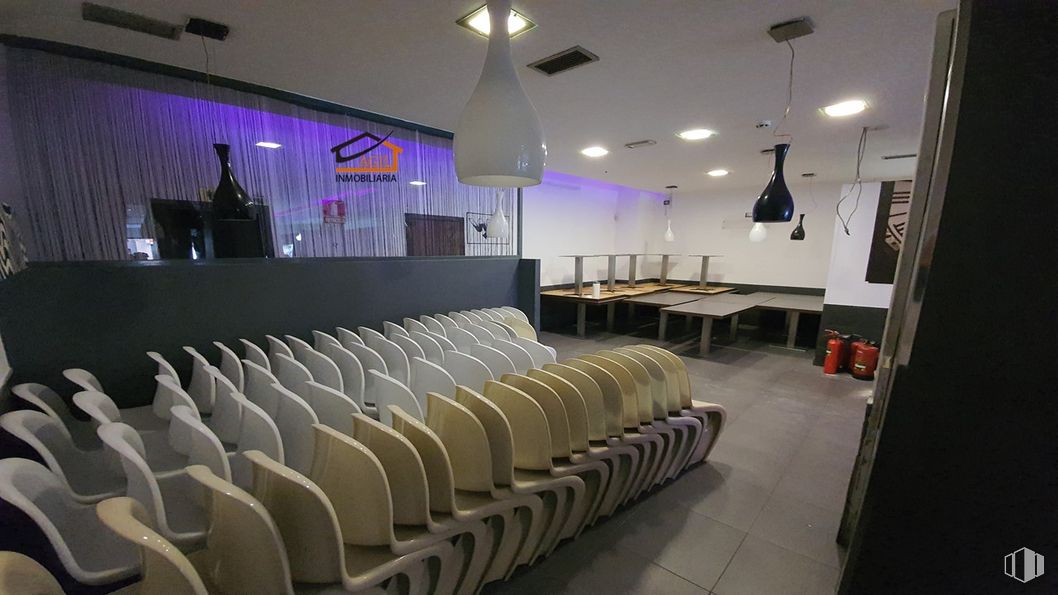 Retail for rent at  Calle Santa Isabel, Leganés, Madrid, 28911 with lighting, table, furniture, chair, interior design, audio equipment, building, ceiling, event and entertainment around