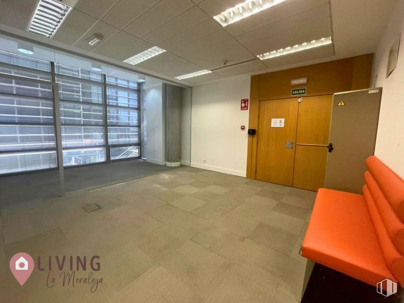 Oficina en alquiler en Natea Business Park, Avenida Industria, 4, Alcobendas, Madrid, 28108 con sofá, puerta, mueble, lámpara, propiedad, accesorio, edificio, interiorismo, suelos y suelo alrededor