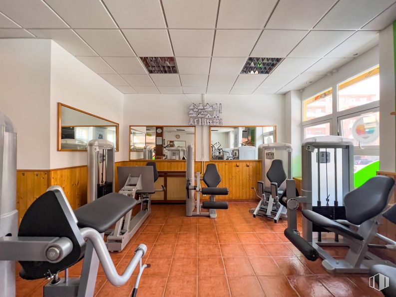 Retail for sale at Calle Eras, Ávila, 05002 with chair, lighting, building, office chair, interior design, flooring, floor, leisure, real estate and exercise machine around