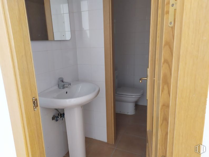 Local en alquiler en Travesía Venta, Collado Villalba, Madrid, 28400 con inodoro, fregadero, pared, suelos, accesorios de fontanería, madera, suelo, lavabo, cuarto de baño y fontanería alrededor