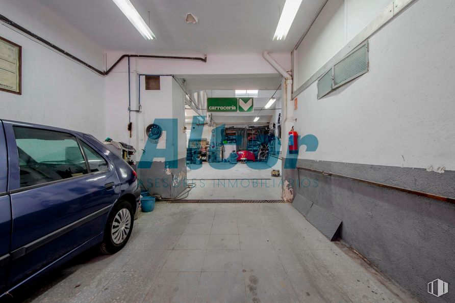 Local en venta en Calle Matilde Landa, Tetuán, Madrid, 28029 con coche, neumático, rueda, puerta, ventana, vehículo, neumático de automoción, capó, vehículo de motor y iluminación del automóvil alrededor