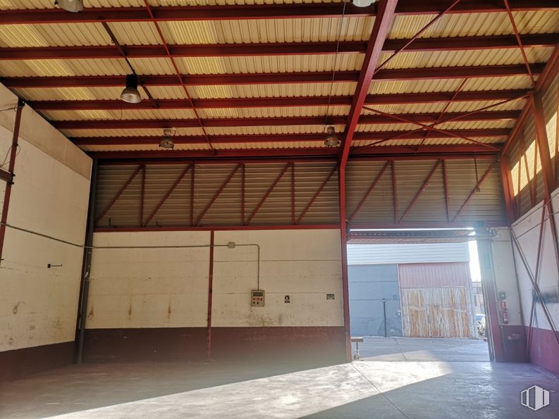 Nave en venta en Polígono Industrial Rompecubas, Valdemoro, Madrid, 28341 con accesorio, madera, sombra, piso, puerta de garaje, pavimento, viga, material compuesto, tintes y sombras y pasillo alrededor