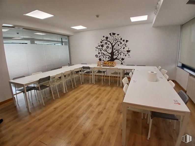 Oficina en alquiler en Zona Tetuán, Tetuán, Madrid, 28020 con silla, lámpara, alumbrado, mesa, escritorio, mueble, madera, interiorismo, edificio y suelo alrededor