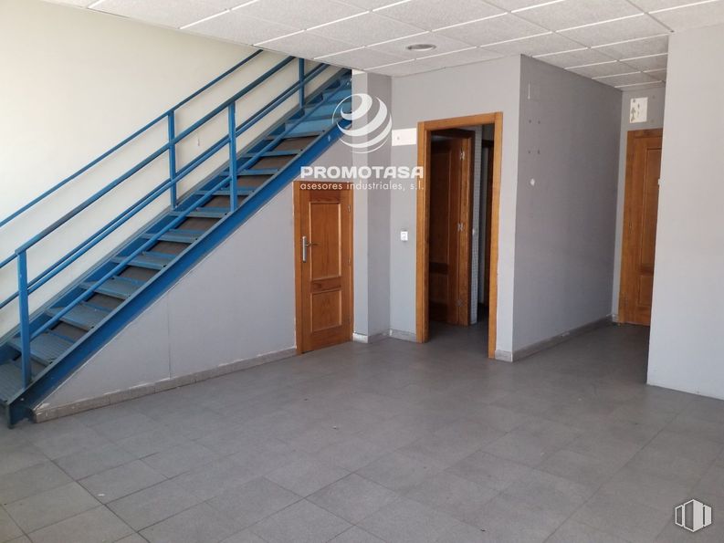 Industrial for rent at Calle Cobre, Loeches, Madrid, 28890 with door, flooring, floor, room, ceiling, apartment, stairs, hardwood, wood stain and hall around