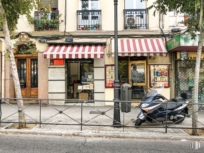 Retail for sale at Calle Vallehermoso, 48, Chamberí, Madrid, 28015 with motorcycle, building, window, tire, infrastructure, tree, automotive lighting, wheel, sidewalk and neighbourhood around