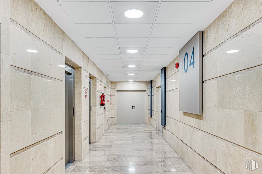 Oficina en alquiler en Avenida Sur de Barajas, 28 - 38, Barajas, Madrid, 28051 con accesorio, hall, suelo, suelos, puerta, edificio, vidrio, techo, espacio y ciudad alrededor