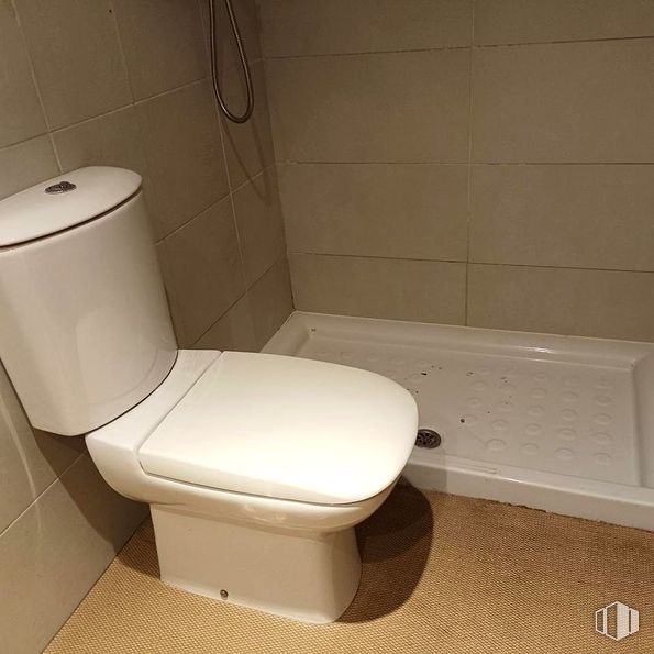 Office for rent at Calle Manuel Pombo Angulo, Hortaleza, Madrid, 28050 with toilet, toilet seat, flooring, floor, bathroom, plumbing fixture, tile, plumbing, sink and tile flooring around