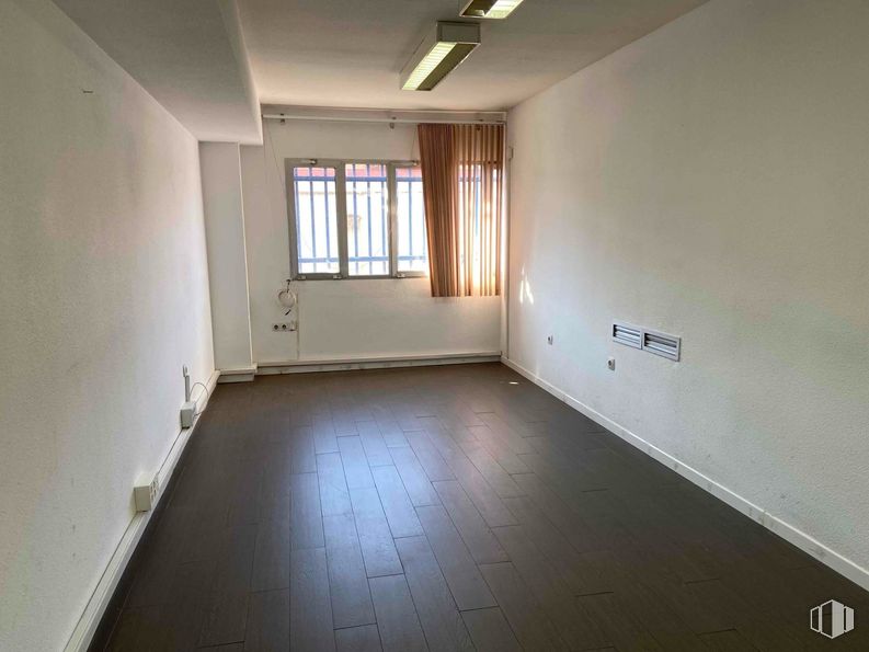 Nave en alquiler en Zona Alcobendas, Alcobendas, Madrid, 28108 con lámpara, ventana, accesorio, hall, madera, casa, suelo, suelos, puerta y edificio alrededor