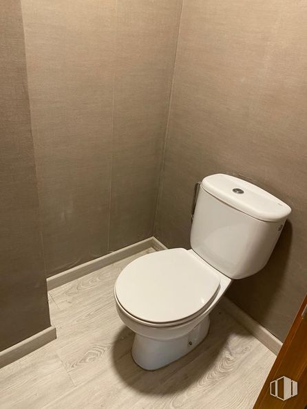 Local en alquiler en Calle Oquendo, 20, Chamartín, Madrid, 28006 con inodoro, asiento del inodoro, cuarto de baño, suministro doméstico, suelo, suelos, accesorio, cerámica, fontanería y madera alrededor