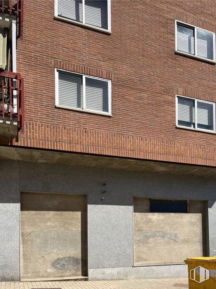 Retail for sale & for rent at Calle Hornos Caleros, Ávila, 05001 with window, packaged goods, property, building, fixture, wood, brickwork, architecture, brick and neighbourhood around