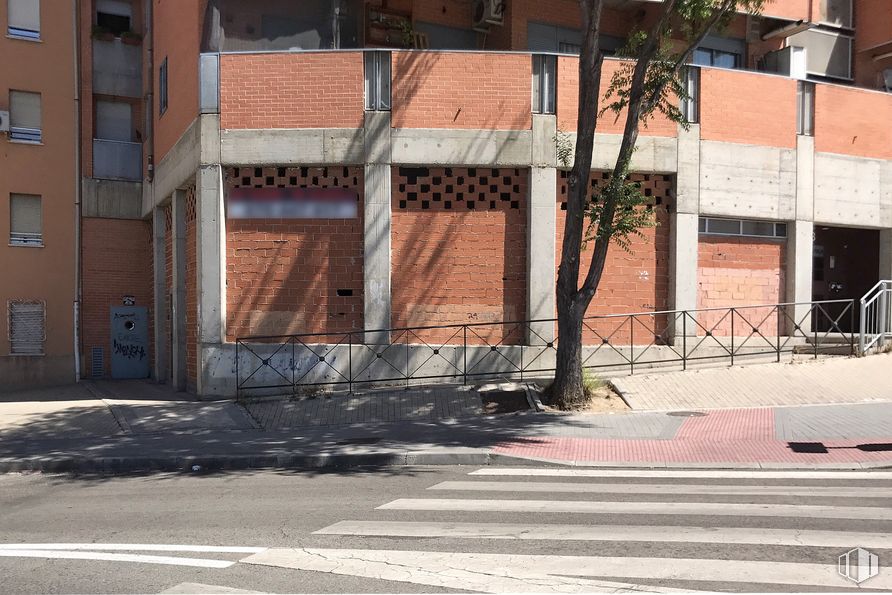 Retail for rent at Calle Villacastín, 18, Fuencarral - El Pardo, Madrid, 28034 with building, daytime, infrastructure, road surface, wood, asphalt, window, urban design, shade and architecture around