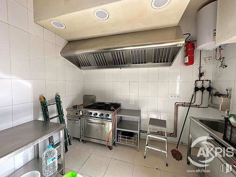 Retail for sale at Zona centro, Argés, Toledo, 45122 with kitchen appliance, property, cabinetry, countertop, interior design, kitchen, gas stove, flooring, floor and kitchen stove around