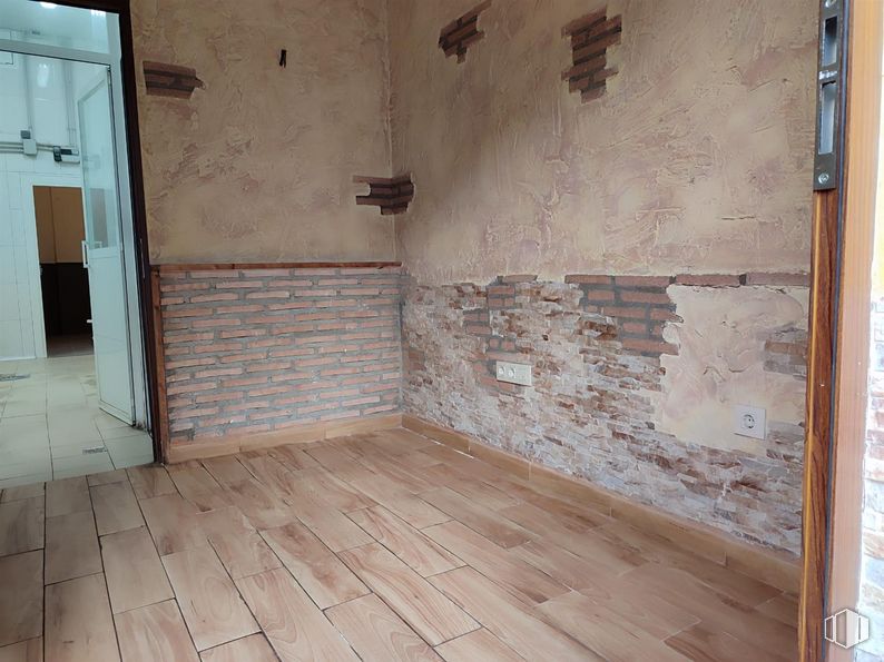 Retail for sale at Calle San Juan Bautista de la Salle, Talavera de la Reina, Toledo, 45600 with wood, interior design, floor, flooring, wall, fixture, wood stain, ceiling, building material and hardwood around