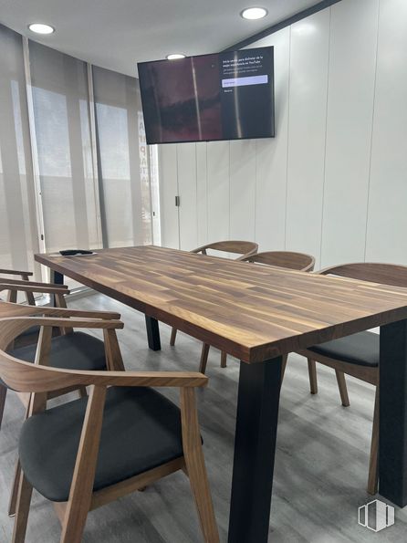 Oficina en alquiler en Calle Puerto Morcuera, 13, Leganés, Madrid, 28919 con silla, mesa de cocina y comedor, mesa, mueble, madera, alumbrado, interiorismo, rectángulo, suelos y tinte para madera alrededor