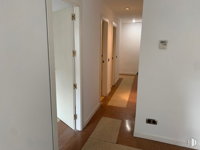 Oficina en alquiler en Zona Centro, Centro, Madrid, 28015 con edificio, puerta, accesorio, madera, asa, casa, piso, pared, puerta de casa y suelo alrededor