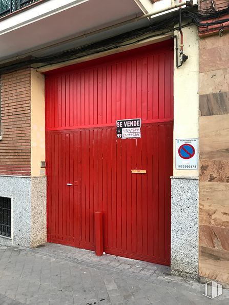 Industrial for sale at Calle José Maurelo, 15, La Latina, Madrid, 28047 with property, fixture, wood, road surface, door, facade, material property, brick, brickwork and composite material around