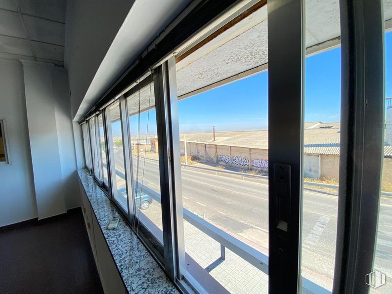 Nave en venta en Avenida Castilla la Mancha, Alameda de la Sagra, Toledo, 45240 con cielo, azure, accesorio, ventana, sombra, suelo, vidrio, tintes y matices, transporte público y puerta alrededor