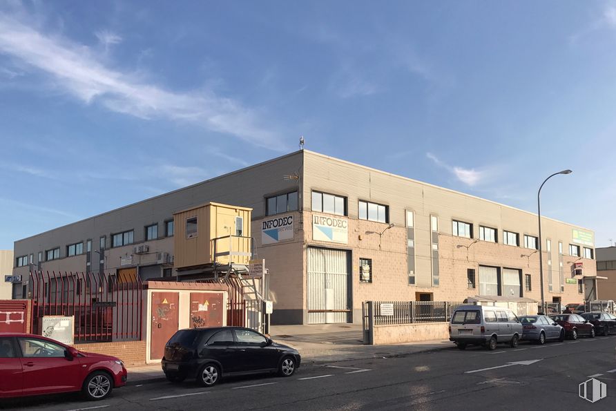 Industrial for sale at Calle Ciudad de Frías, 20, Villaverde, Madrid, 28021 with car, building, wheel, automotive parking light, tire, land vehicle, cloud, sky, property and vehicle around