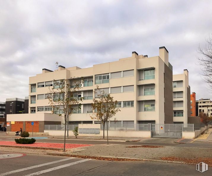 Local en alquiler en Calle Beatriz Galindo, 7, Torrejón de Ardoz, Madrid, 28850 con edificio, nube, cielo, planta, árbol, ventana, asfalto, condominio, diseño urbano y lote de tierra alrededor