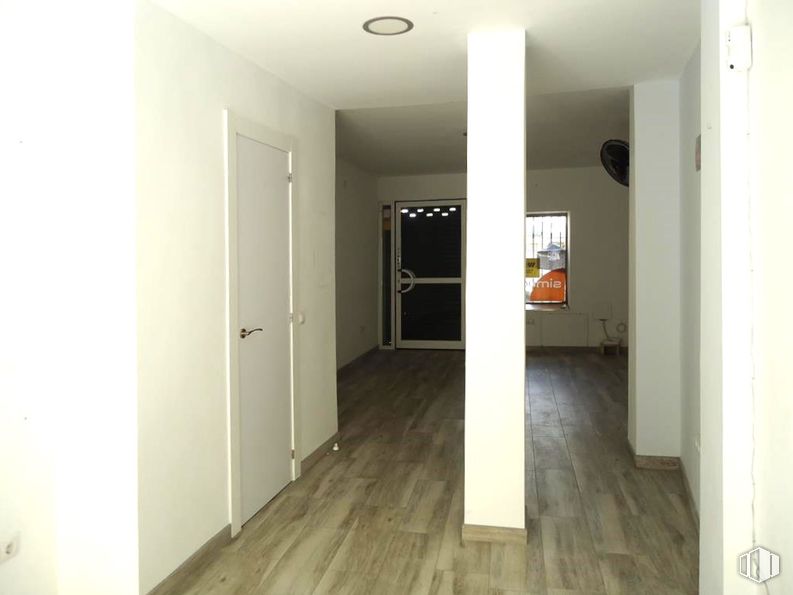 Local en venta en Zona Villaverde Alto, Villaverde, Madrid, 28021 con puerta, propiedad, edificio, accesorio, madera, hall, pared, suelos, madera dura y tinte para madera alrededor