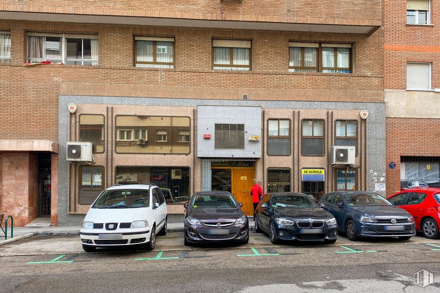 Oficina en alquiler en Calle Alustante, Chamartín, Madrid, 28002 con coche, edificio, ventana, luz de estacionamiento automotriz, rueda, vehículo terrestre, neumático, vehículo, placa de matrícula del vehículo y iluminación automotriz alrededor