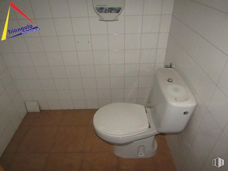 Retail for sale & for rent at Zona El Carmen, Segovia, 40004 with toilet, property, toilet seat, white, bathroom, light, purple, black, fixture and plumbing fixture around