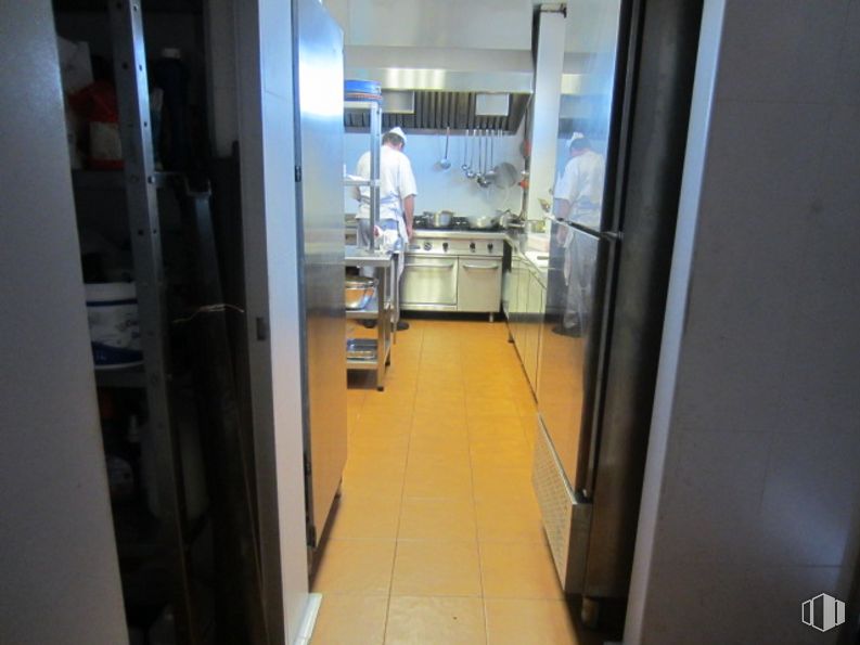 Retail for sale at C.C.Los Arenales, Los Arenales, El Casar, Guadalajara, 19170 with person, mirror, building, fixture, window, door, flooring, machine, glass and house around