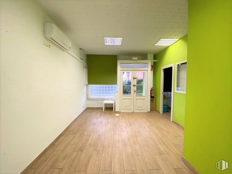 Local en venta en Calle Tribaldos, Hortaleza, Madrid, 28043 con ebanistería, accesorio, edificio, madera, pasillo, pavimento, piso, puerta, madera y casa alrededor