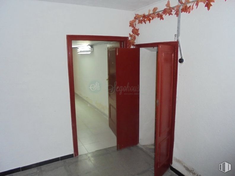 Retail for sale & for rent at José Zorrilla - Cristo Del Mercado, Segovia, 40005 with building, fixture, door, wood, floor, house, flooring, composite material, handle and ceiling around