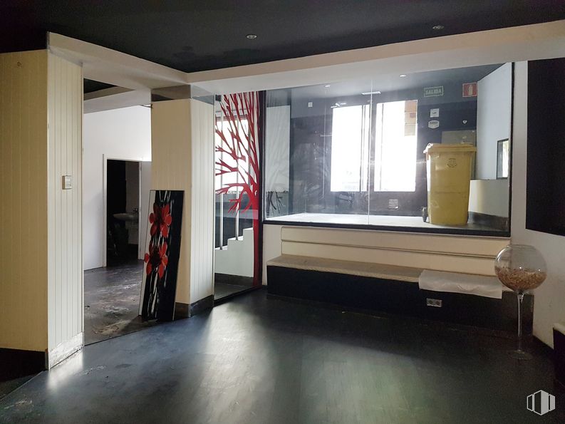 Local en venta en Calle Guzmán El Bueno, 116, Chamberí, Madrid, 28003 con edificio, ventana, accesorio, madera, pasillo, comodidad, piso, persiana de la ventana, sombra y casa alrededor