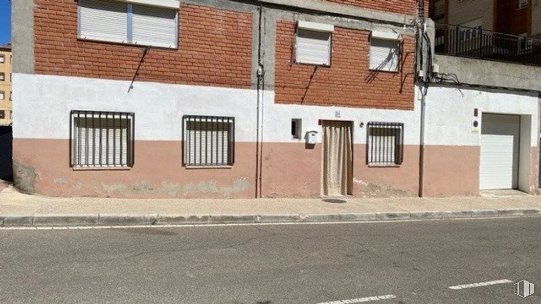 Retail for sale & for rent at Zona Santa Bárbara, Toledo, 45006 with window, door, house, wood, road surface, asphalt, brick, building, plant and brickwork around