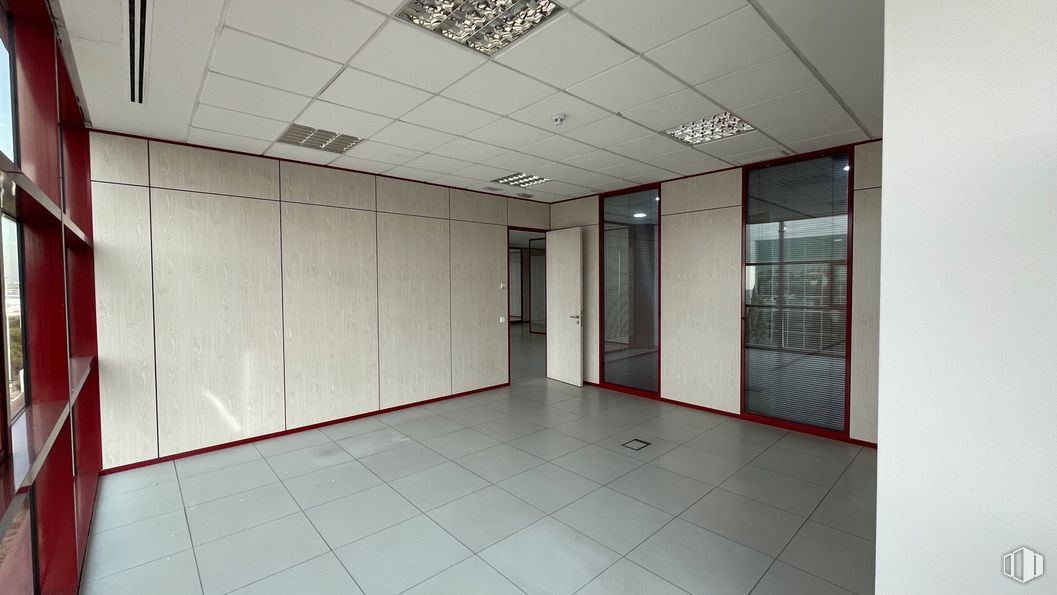 Oficina en alquiler y venta en Avenida Italia, 10, Coslada, Madrid, 28820 con puerta, alumbrado, accesorio, pasillo, suelo, piso, pared, techo, edificio y vidrio alrededor