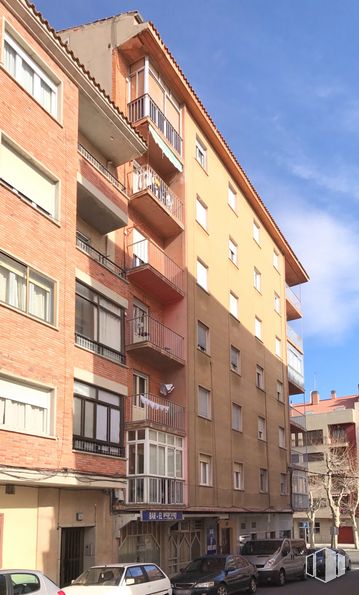 Retail for rent at Travesía Castillejos, 2, Segovia, 40005 with window, car, building, sky, property, cloud, fixture, neighbourhood, wheel and tower block around