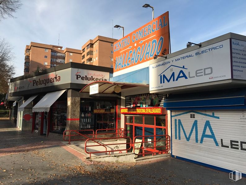 Local en alquiler y venta en Calle México, 9, Coslada, Madrid, 28820 con edificio, cielo, nube, asfalto, neumático, carretera, gas, fachada, ciudad y neumático automotriz alrededor