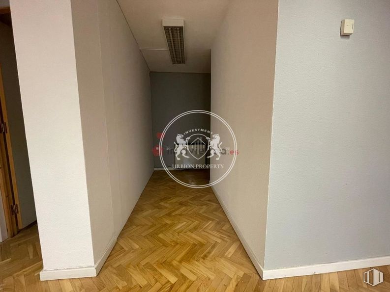 Oficina en alquiler en Calle Añastro, Ciudad Lineal, Madrid, 28033 con suelos, suelo, techo, suelo de baldosas, tinte para madera, suelos de madera, madera dura, contrachapado y suelo laminado alrededor