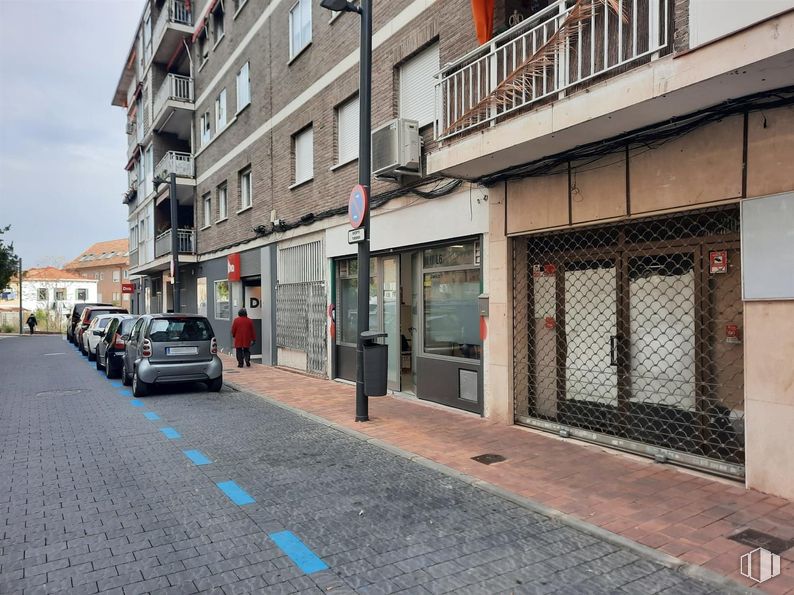 Local en venta en Calle Nuestra Señora del Carmen, Pozuelo de Alarcón, Madrid, 28224 con coche, barrio, calle, acera, luz de estacionamiento, apartamento, coche familiar, aparcamiento, matrícula del vehículo y luces traseras y de freno alrededor