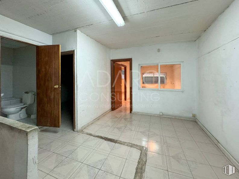 Industrial for sale at Avenida Colada de Pozuelo, Alcorcón, Madrid, 28925 with door, light fixture, lighting, window, flooring, floor, ceiling, apartment, tile flooring and hall around