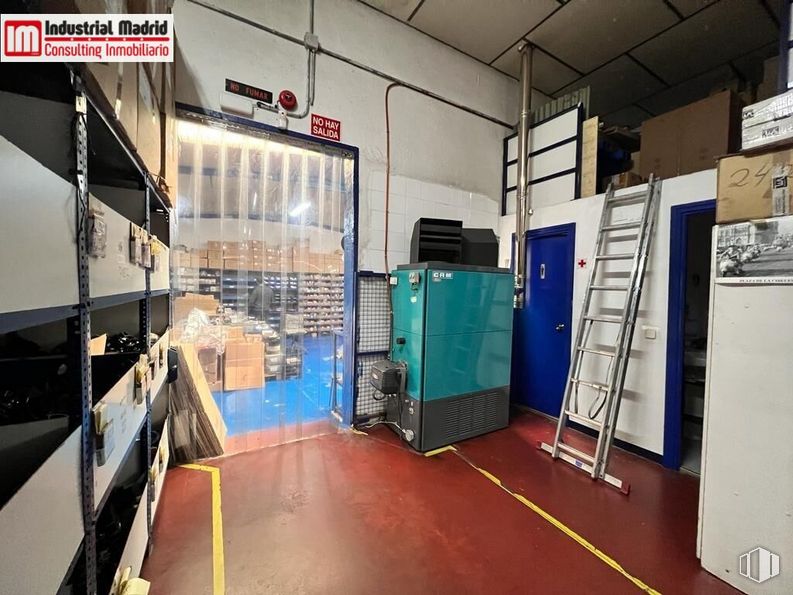 Industrial for sale at Polígono Industrial El Guijar, Arganda del Rey, Madrid, 28500 with ladder, floor, flooring, gas, technology, machine, ceiling, engineering, room and electric blue around