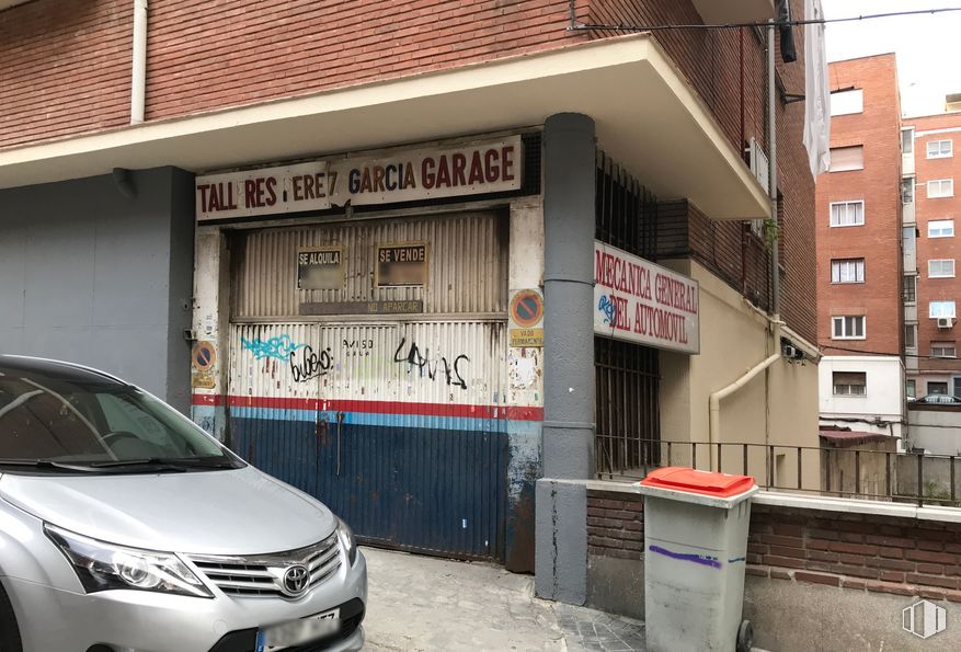 Local en venta en Calle Sambara, 4, Ciudad Lineal, Madrid, 28027 con coche, edificio, contenedor de basura, luz de estacionamiento automotriz, placa de matrícula del vehículo, vehículo, ventana, neumático, iluminación automotriz y vehículo de motor alrededor